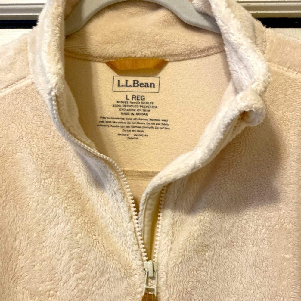 Gorgeous L.L. Bean jacket. Zip front. Zip  pockets. Size L Reg
